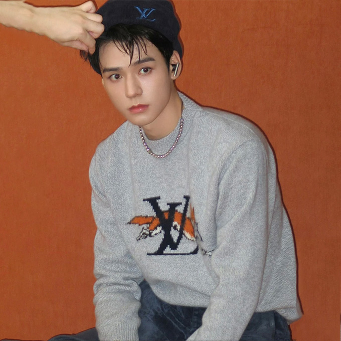 lv louis vuitton fox motif crew neck sweater